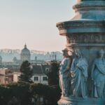 vista di Roma con primo piano di monumento