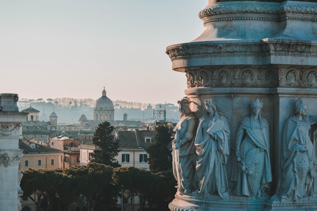 vista di Roma con primo piano di monumento