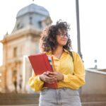 studentessa universitaria con un libro in mano